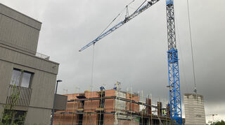 In der Reihe der fünf Mehrfamilienhäusern in der Albert-Einstein-Straße ist das Bauprojekt der Kommune für den sozialen Wohnungsbau das einzige in Steinbauweise, die anderen (l.) sind in unterschiedlichster Holzbautechnik.