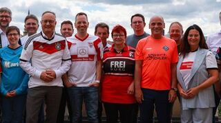 Daniel Born im SON-Trikot innerhalb der SPD-Landtagsfraktion.