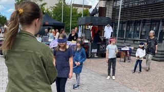 Anna (l.) hält die Schnur, an der die Kinder mit verbundenen Augen gehen.