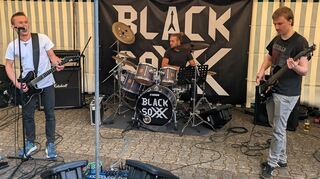Die Band Black SoXX heizt am Samstagabend laut mit rockigen Songs ein.