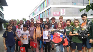 Mit vielen Preisen kommen die Mathe-AGler des Hebel-Gymnasiums vom Tag der Mathematik aus Kaiserslautern zurück. Sie stehen nicht nur bei jedem Klassenstufenwettbewerb auf dem Treppchen, sondern gewinnen in der Schulwertung auch den Preis der rheinland-pfälzischen Bildungsministerin.