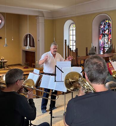 Der Festgottesdienst wird vom Posaunenchor unter Andreas Unglaube musikalisch mitgestaltet.