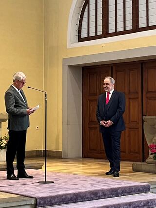Herwig Huber (l.) ehrt Peter Rudolf für ein Jahrzehnt der Leitung des Chores. Seit mittlerweile 40 Jahren ist Rudolf zudem Organist der evangelischen Kirchengemeinde.