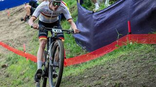 Der Schwetzinger Mountainbiker Lennart Krayer fährt im italienischen Val di Sol auf einem anspruchsvollen Kurs des U23-Weltcups im Cross Country auf Platz fünf.