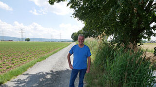 Helmut Wiegand ist Vorsitzender des Oftersheimer Bauernverbands und selbst betroffen: Hier steht er neben seinen Feldern (l.), die für die naturnahe Umgestaltung des Landgrabens (r.) und des Leimbachs ersatzlos weichen sollen.