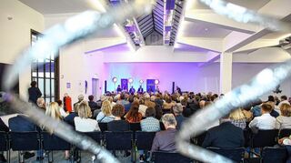 Der Saal der Alten Schildkrötfabrik war voll: Kurz vor Beginn mussten für das Stadtgespräch sogar noch Stühle dazugestellt werden.