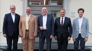 Bürgermeister Gunther Hoffmann (v. l.) ehrt für langjährige Zugehörigkeit zum Gemeinderat dessen Mitglieder Sven Nitsche, Heinz Kuppinger, Dr. Karl Ludwig Ballreich und Hanspeter Rausch.