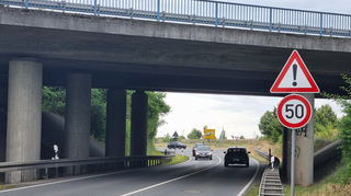 Hier könnte eine verkürzte Rechtsabbiegespur die Lage entschärfen – meinen die Verkehrsexperten.