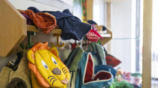 In Brühl warten aktuell 39 Kinder darauf, ihre Kinderrucksäcke in einer der Garderobe einer Kita aufhängen zu können, aber noch fehlt es an diesen Plätzen.
