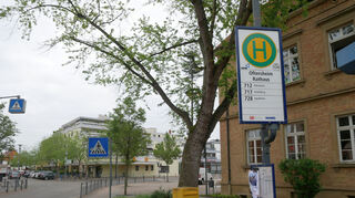 Statt mit einem innerörtlichen Bürgerbus wird das Oftersheimer Rathaus wohl auch in Zukunft nur von den bestehenden regionalen Buslinien bedient. Diese zu nutzen ist aus Sicht des kommunalen Klimaschutzmanagers aber in jedem Fall besser als mit dem eigenen Auto zu fahren.