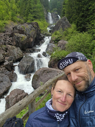 Erschöpft, aber sichtbar glücklich: Tanja und Thorsten Krüger während ihrer beeindruckenden Radreise.