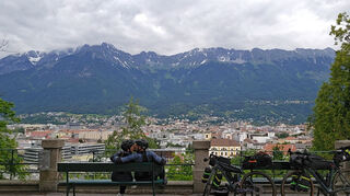 Das Ehepaar genießt den Ausblick auf die Alpen, die es gerade per Fahrrad überquert hat. Es sei der Ausblick, der für jeden schweren Anstieg belohnt, sagen die beiden.