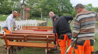 Einladung zum Platznehmen: Der Bauhof hat die aufgefrischte Tisch- und Bankkom-bination auf dem großen Kinderspielplatz wieder aufgestellt.
