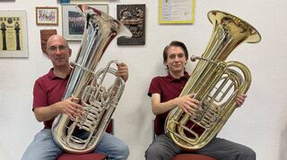 Markus Schwald (links) und Jonas Hiller sitzen im Proberaum des Musikvereins Schwetzingen immer hinten – direkt neben dem Schlagzeug, mit dem sie den Rhythmus vorgeben.