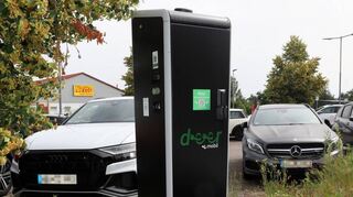 Am Bahnhof in Neulußheim stehen die neuen Ladestationen des E-Carsharing-Ange-bots in der Gemeinde.