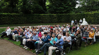 METADATEN aus dem DC-Upload-Tool:

Bildtext: 19.06.2024, Die Schwetzinger Musikschule spielt bei der Abendveranstaltung vor der Kulisse des Apollotempels Melodien aus der Zeit des kurpfälzischen Herrschers. Bild: Lenhardt

Hochgeladen von:
Norbert & Dorothea Lenhardt / SZ Freie Mitarbeit (doro-lenhardt@t-online.de)

Bildrechte:
1.) Ich bin berechtigt, die hochgeladenen Bilder der Mediengruppe Dr. Haas GmbH zur Verfügung zu stellen. Die Bilder dürfen in den gedruckten Ausgaben des "Mannheimer Morgen", "Südhessen Morgen", "Bergsträßer Anzeiger", "Schwetzinger Zeitung/Hockenheimer Tageszeitung" sowie "Fränkische Nachrichten" inklusive deren Internetauftritte (www.mannheimer-morgen.de, www.bergstraesser-anzeiger.de, www.schwetzinger-zeitung.de und www.fnweb.de)
2.) Es wird ein vollumfängliches einfaches Nutzungsrecht ohne zeitliche Beschränkung eingeräumt.
3.) Ich versichere, dass die abgebildeten Personen einer entsprechenden Veröffentlichung zugestimmt haben. Die Bilder dürfen bearbeitet und archiviert werden.

4.) Die Bilder dürfen in Social-Media-Kanälen wie Facebook und Instagram genutzt werden.

Nutzung: Kostenpflichtig nutzbar

ID im DC-Upload-Tool: 42014