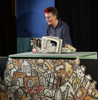 Rita sucht im Müll nach Luxusgegenständen. Die kleine Maus ist nur eine von vielen interessanten Persönlichkeiten, die Zahnbürste Sammy auf seiner Reise während des pädagogischen Theaters in der Gemeindebücherei begegnet.