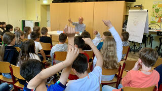 Landtagsvizepräsident und SPD-Abgeordneter Daniel Born beantwortet in der Jahnschule wirklich alle Fragen der interessierten Viertklässler.
