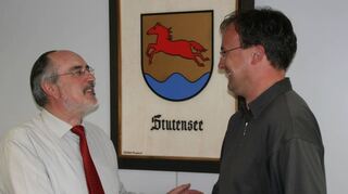 Der Anfang: Chef Klaus Demal, Oberbürgermeister von Stutensee, gratuliert Gunther Hoffmann 2008 zu dessen Wahl zum Bürgermeister von Neulußheim.