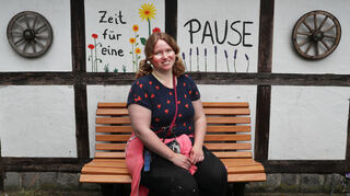 Vorsitzende Jana Baust auf einer der neuen gestifteten Bänke, die die Besucher zum Verweilen im Park und zu einer Pause einladen.