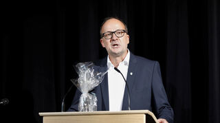 Neulußheims Bürgermeister Guther Hoffmann bei der Einweihung der neuen Kultur- und Sporthalle.