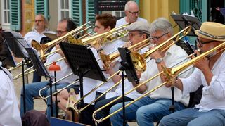Die Rhine-River-Bigband ist bläserstark und sorgt auf dem Schlossplatz vor dem Palais Hirsch am Abend für Stimmung – von den zahlreichen Besuchern der Fête de la Musique werden sie gefeiert.