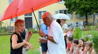 Dancing in the Rain – wörtlich genommen im Marstallinnenhof – der Stimmung tut es keinen Abbruch.