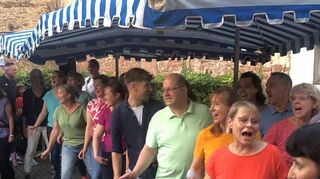 Die „SchwetSingers“ sorgen im Hof der Awo für einen fulminaten Abschluss vor einem Rekordpublikum.
