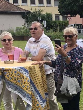 Gute Stimmung herrscht bei den Gästen der offiziellen Eröffnung.
