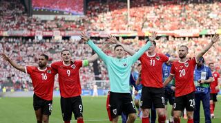 Nach dem Sieg gegen Polen feiern Philipp Mwene (von links), Marcel Sabitzer, Christoph Baumgartner, Michael Gregoritsch und Konrad Laimer.