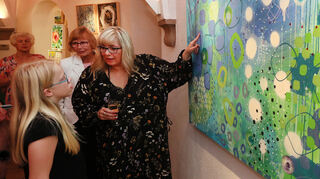 Jutta Geschwill (r.) stellt ihre Bilder bei der Vernissage – und auch über die restliche Ausstellungsdauer – liebend gerne selbst vor. Jana (l.) zeigt sich sehr interessiert.