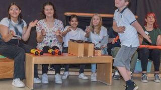 Schülerinnen und Schüler haben Vorführungen zum Mitmachen mit ihrer Lehrerin Dagmar Oehrle (r.) einstudiert.