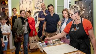Die Galerie Kulturraum Speyer zeigt die Ausstellung „Genau Betrachtet“. In einem der Räume gibt es Live-Aktmalerei mit der Künstlerin Irmgard Böhmer-Saal.