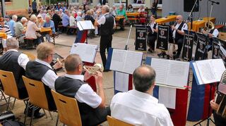 Das Karpaten-Orchester aus Heilbronn unterhielt die Senioren beim Frühschoppen auf dem Rathaushof aufs Beste.