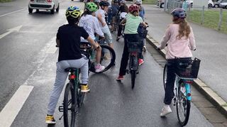 Die Schüler sind mit ihren Fahrrädern unterwegs – in den nächsten Wochen sollen sie viele Kilometer sammeln.