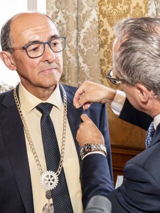 Präsident Oliver Kolb (r.) übergibt das Amt an Hartmut Loos (l.).