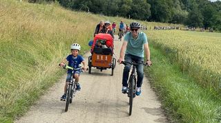 Bei der Familientour zum Start des Stadtradelns in Ketsch fährt Bürgermeister Timo Wangler voraus, 80 weitere Radler folgen ihm.