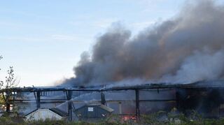 Der Brand einer Lagerhalle auf dem Gelände des früheren Baustoffhandels Noba im März 2024 bekämpfen mehrere Wehren des Rhein-Neckar-Kreises.