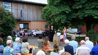 Beim Abendgottesdienst mit Pfarrerin Beetschen und Spargelkönigin Emilia I. stehen neben dem königlichen Gemüse auch die Erdbeere und der Rosenkohl im Mittelpunkt der Gedanken.