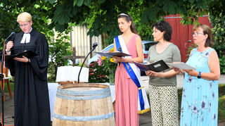 Pfarrerin Dr. Franziska Beetschen (v. l.), Spargelkönigin Emilia I., Irina Manzano und Elfriede Fackel-Kretz-Keller gestalten den Abendgottesdienst zum Ende der Spargelsaison.