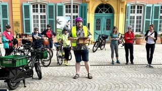 ADFC-Sprecher Florian Reck (vorne) beim Stadtradeln-Auftakt. Hier sind Neza Yildirim (SPD, r.), Dr. Andre Baumann (2. v. r.) und Bürgermeister Matthias Steffan (3. v. r. ) dabei.