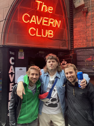 Dario (l.) und Marco Klein nehmen Schlagzeuger Raphael Rasmus vorm Eingang zum legendären Cavern Club in ihre Mitte.