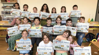 Freuen sich über ihr Bild in der Zeitung: Die Schüler der Klasse 4a, die der für für Plankstadt und Eppelheim zuständigen Redakteurin Linda Saxena Löcher in den Bauch fragen dürfen.