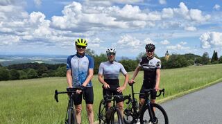 Klaus Freyburger, Tobias Geschwill und Stefan Welsch haben das erste Highlight ihrer Tour erreicht: die Neunkirchner Höhe mit der Frankfurter Skyline im Hintergrund.