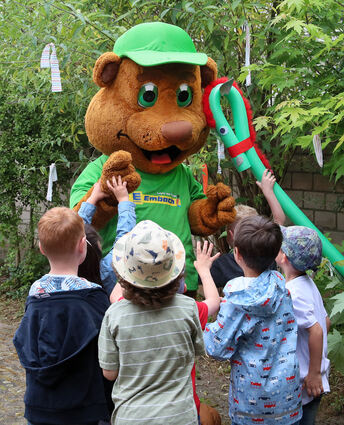 Der Embach-Bär begrüßt die Kinder – und konkurriert in tierischer Manier ein bisschen mit einem der vom Kindergartenteam selbstgebastelten Pferde rechts im Bild.