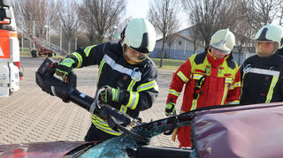 Die Ketscher Feuerwehr wird bald ein akkubetriebenes Schneidgerät – wie auf diesem Symbolbild – erhalten, um Unfallopfern noch besser helfen zu können.