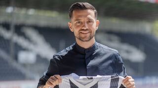 Wieder da: Besar Halimi präsentiert das Sandhäuser Trikot, das er bereits 2019/2020 getragen hat.