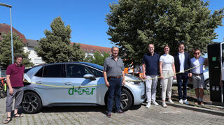 Hanspeter Rausch (v.l.), Dr. Karl-Ludwig Ballreich, Bürgermeister Gunther Hoffmann, Eileen Stork (Deer), Kevin Weirether, Dr. Markus Hartmann, Monika Schroth und Christian Ballreich (Bauhof) feiern die Inbetriebnahme der neuen Ladestation von Deer. Die zudem mit weiteren E-Fahrzeugen bestückt wird.
