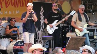 Die Mannheimer Band „Crush“ ist freitags beim Waldfest des Keglervereins zu Gast und will mit einem abwechslungsreichen Musikmix für gute Stimmung im Alten Fahrerlager sorgen wie hier auf der Viernheimer Sommerbühne.