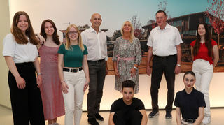Erinnern sich gerne an die gefeierten Aufführungen von Brechts „Der gute Mensch von Sezuan“: Gauß-Direktorin Anja Kaiser (4. v. r.), die beiden Lions-Vertreter Heinz Kuppinger (3. v. r.) und Michael Sauter (4. v. l.) sowie die Mitglieder der Theater-AG Sonja Kautz, Selina Groß, Sarah Mues, Felix Maurer, Nisa Temel und Emilia Klausmann.